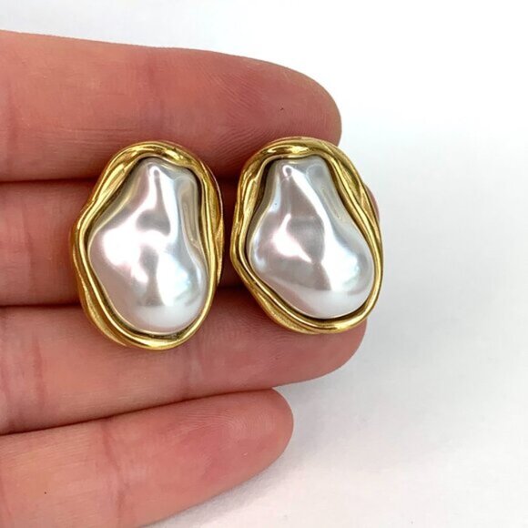 NEW ~ Anthropologie Shashi Bezel Baroque Pearl Stud Earrings - Picture 8 of 8